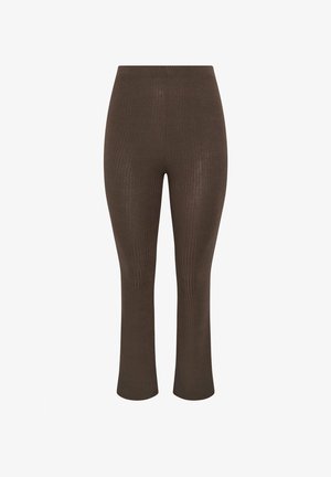 Pantalones cortos marrones de punto acanalado de cintura alta con un ligero vuelo en el dobladillo, mostrados sobre un fondo blanco.