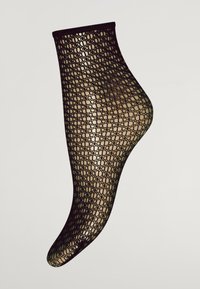 Schwarze Fischernetz-Socken für den Knöchel mit einem gemusterten, offenen Gewebe-Design, das einen verstärkten Bund und einen glatten Zehenbereich für zusätzlichen Komfort bietet.