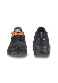 Schwarze Sportschuhe mit orangefarbenen Schnürsenkeln, strukturiertem Mesh-Obermaterial und einem geformten Fersenbereich. Gummisohle mit Traktionsmustern für Langlebigkeit.