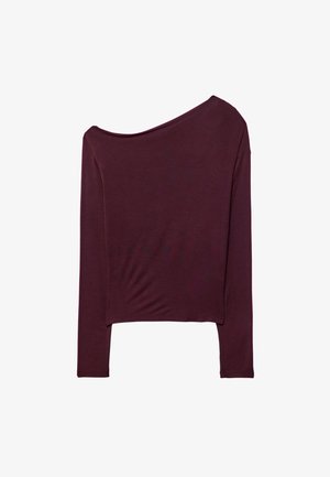 Bordeaux lange mouw top met een off-shoulder ontwerp, gemaakt van zachte, rekbare stof, met een ontspannen, losse pasvorm en zonder zichtbare patronen.