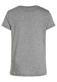 Szara krótkoszeregowa koszulka z bawełny, z okrągłym dekoltem i prostym krojem, bez widocznych logo ani wzorów.