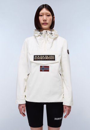 Giacca bianca di lunghezza media con cappuccio regolabile. Presenta una grande toppa con logo sul davanti e una bandiera norvegese. Due tasche laterali.