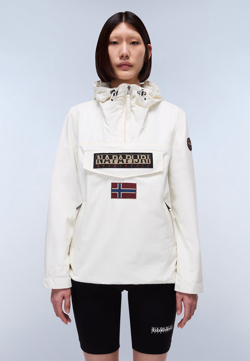 Weiße, mittellange Jacke mit Kordelzugkapuze. Verfügt über ein großes Logo-Patch auf der Vorderseite und eine norwegische Flagge. Zwei seitliche Taschen.
