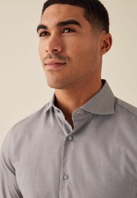 Next TEXTURED SINGLE - REGULAR FIT - Skjorter - neutral brown