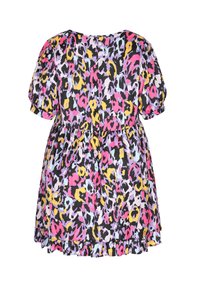 Rochie cu mânecă scurtă, lejeră, cu un fundal negru, având un model colorat de flori și imprimeu cu leopard. Detaliu cu tiv volanat.