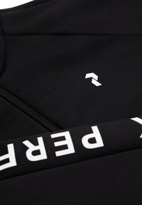 Giacca sportiva nera con zip, tessuto texturizzato, con logo bianco e la scritta "PERFETTO" lungo l'orlo.