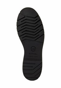 Suela de zapato de goma negra con un patrón de zigzag texturizado y una marca. Presenta ranuras para tracción y una sección de punta redondeada.