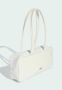 Bijela kožna torba pravokutnog oblika, s plavim obrubom, dvostrukim ručkama i zlatnim logotipom marke na prednjoj strani.