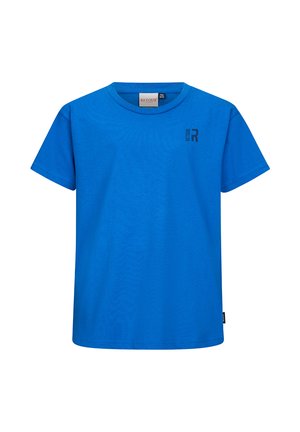 Niebieska dziecięca koszulka z krótkim rękawem, okrągłym dekoltem i małym czarnym logo "RETOUR" na lewej górnej części klatki piersiowej.