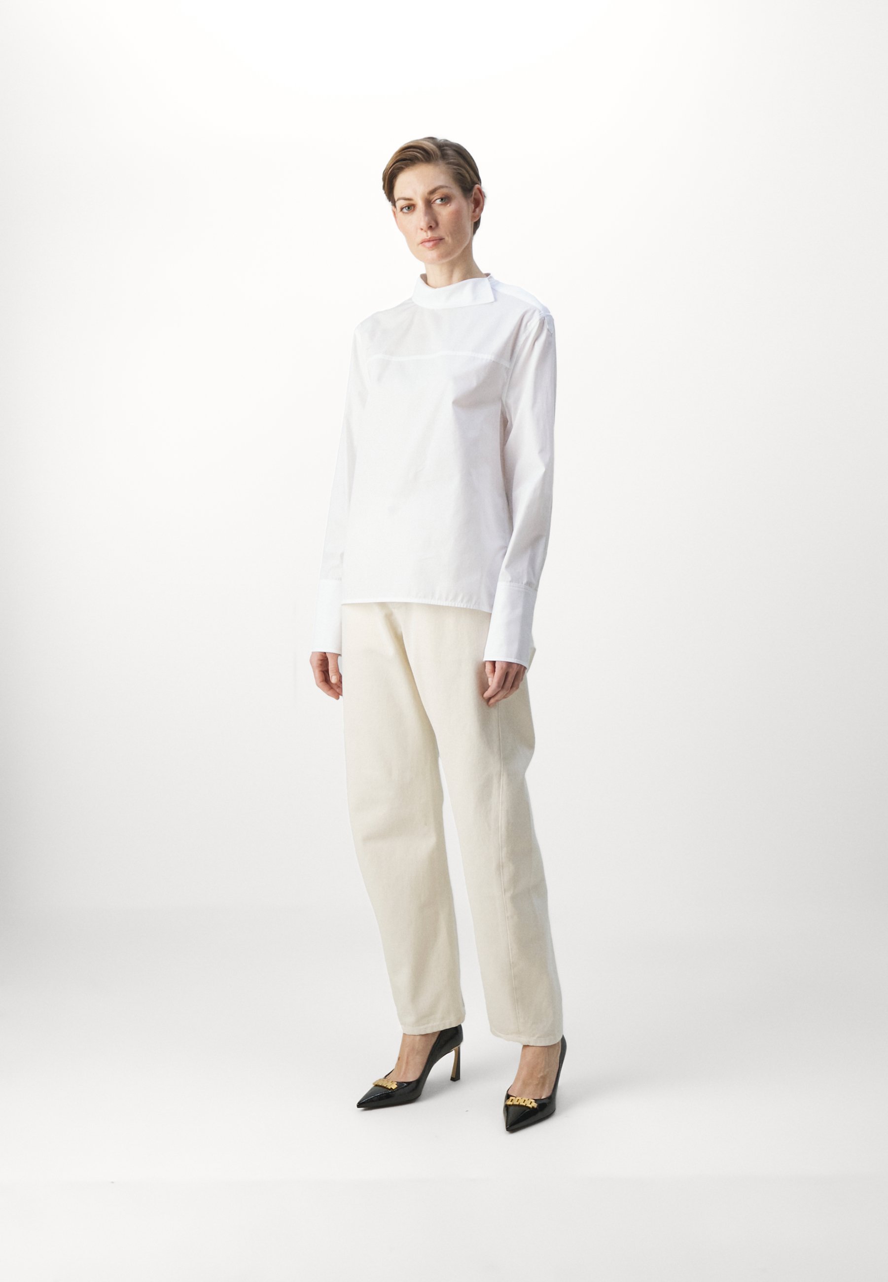 Tシャツ・カットソー Victoria Beckham BLOUSE WITH KNOTTED COLLAR Cropped Long Sleeve Shirt In White – Victoria Beckham Int