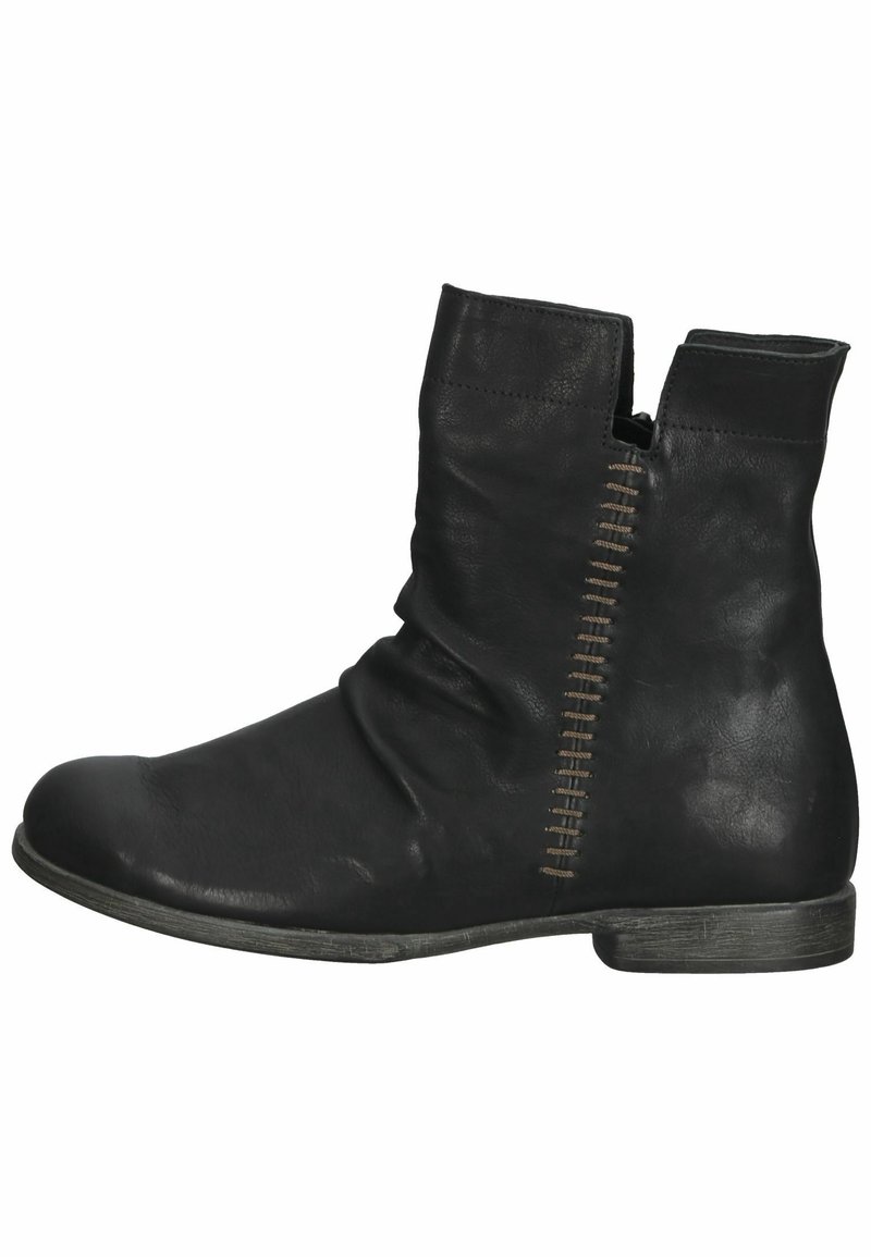 Bottine en cuir noir avec de légères rides, détail fermeture éclair latérale, petit talon empilé et bout arrondi.