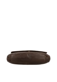 Okruhlohnedá kožená crossbody taška viditeľná zo spodnej strany, ukazujúca šité švy a hladkú textúru.