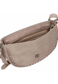 Hellrosa Leder-Umhängetasche mit geschwungener Form, genähten Details entlang des Randes und einem Frontdruckknopfverschluss. Innentasche mit Reißverschluss sichtbar.