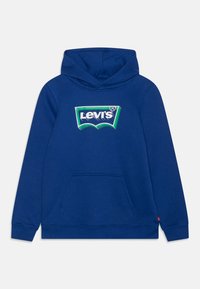 Hoodie bleu en tissu doux, présentant un grand logo Levi's en vert et blanc sur la poitrine, avec une poche kangourou à l'avant et des poignets côtelés.