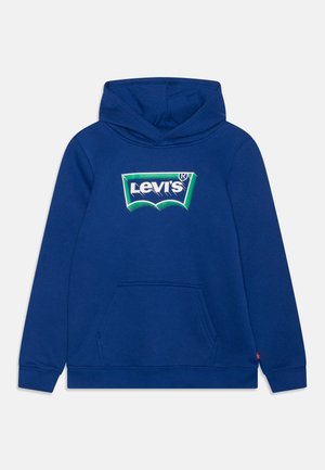 Hoodie bleu en tissu doux, présentant un grand logo Levi's en vert et blanc sur la poitrine, avec une poche kangourou à l'avant et des poignets côtelés.