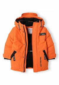Giacca a vento arancione con fodera in fleece nera, cappucci, chiusura a zip e due tasche frontali. Presenta etichette con marchio e inserti neri.