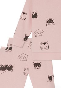 Rosa Kinder-Langarmshirt und Hose mit schwarz-weißen Comic-Katzenköpfen in verschiedenen Ausdrücken und Posen, die überall gedruckt sind.