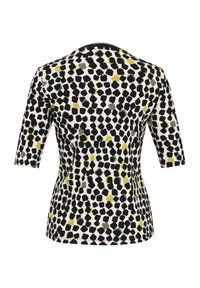 Krótki rękaw, dopasowany top o białym tle, z teksturowanym wzorem w postaci czarnych, zielonych i żółtych nieregularnych kształtów.