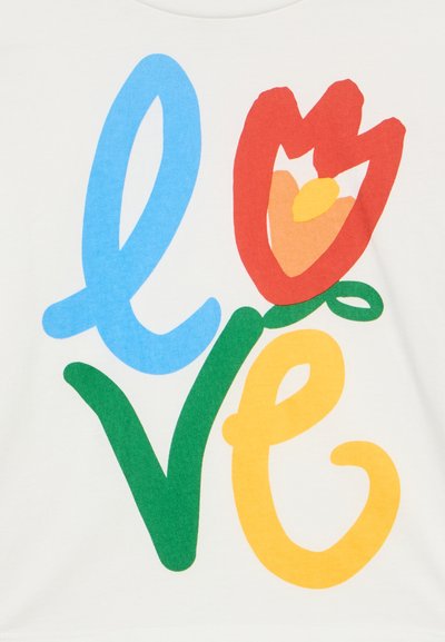 Λευκό T-shirt με τη λέξη «αγάπη» σε πολύχρωμα, παιχνιδιάρικα γράμματα: μπλε «l», κόκκινο «o» με ένα λουλούδι, πράσινο «v» και κίτρινο «e».