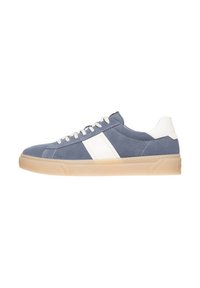 Zapatillas de gamuza azul con detalles blancos, puntera redonda, raya lateral en contraste y suela de goma translúcida. Los cordones son de color crema.