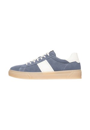 Baskets en suede bleu avec des accents blancs, bout rond, rayure latérale contrastante et semelle en caoutchouc translucide. Les lacets sont de couleur crème.