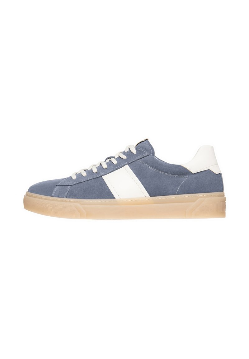Zapatillas de gamuza azul con detalles blancos, puntera redonda, raya lateral en contraste y suela de goma translúcida. Los cordones son de color crema.
