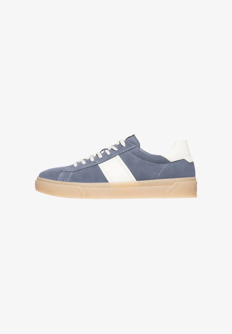 Blauwe suède sneakers met witte accenten, ronde neus, contrasterende zijstreep en een doorschijnende rubberen zool. Veters zijn crème-kleurig.