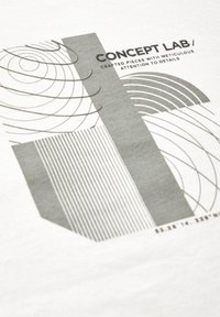 Tela blanca con un diseño gráfico en tonos de gris. Incluye patrones circulares y lineales, con el texto "CONCEPT LAB" y coordenadas.