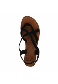 Zwarte suède sandaal met kruislings banden, bruine gevoerde voetbed en een zilveren gesp detail. Plat zool met zichtbare stiknaden.