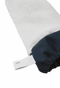 Weißes Fleece-Material mit einem dunkelblauen Stoffbündchen. Enthält ein weißes Etikett mit dem in Schwarz gedruckten Wort "Name:". Glatte Textur mit einem gerafften Rand.