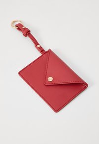 Rotes Portemonnaie aus Kunstleder mit einer dreieckigen Klappe, goldfarbenem Druckknopfverschluss und einem Armband. Glatte Textur und saubere Nahtdetails.