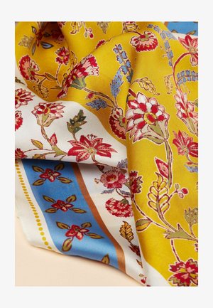 Sifonkipaita, jossa keltavalkoinen kukkakuosi. Sisältää punaisia, sinisiä ja vihreitä aksentteja, yksityiskohtainen ja sileä pinta.