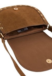 Brūns zamšādas crossbody soma ar noapaļotu vāku, zelta furnitūru un mīkstu iekšējo oderi. Aprīkota ar magnētisko aizdari un regulējamu siksnu.