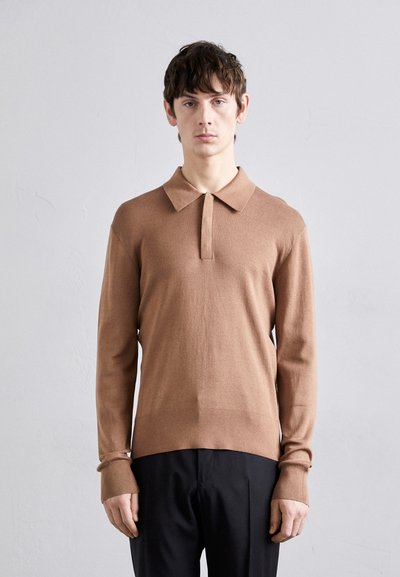 Braun gestricktes langärmliges Poloshirt mit flachem Kragen und Knopfleiste. Glatte Textur, mit taillierten Bündchen und geradem Saum.