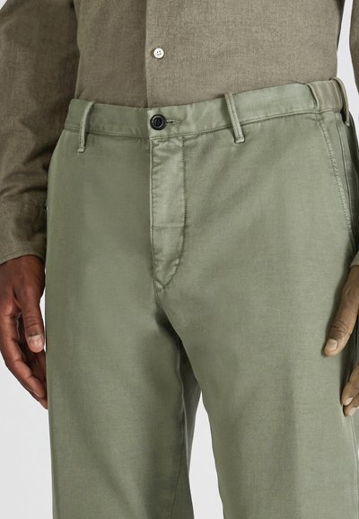 Groene katoenen broek in een rechte fit, met een knoopsluiting, voorzakken en een soepele textuur.