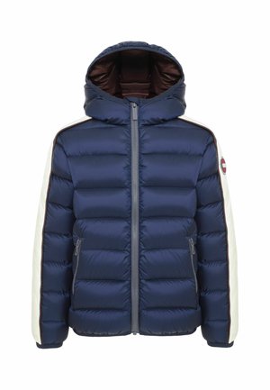 Doudoune bleu marine avec capuche, manches blanches, fermeture éclair à l'avant, deux poches zippées et un logo circulaire sur la manche gauche en haut.