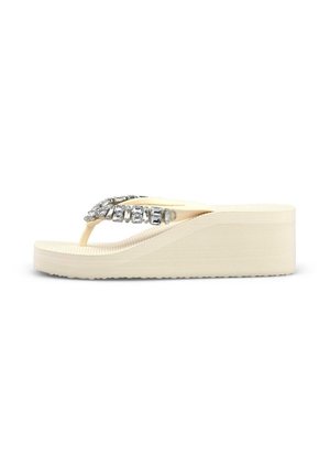 Sandalia flip-flop de cuña beige con suela gruesa y piedras brillantes rectangulares transparentes que decoran la tira en forma de T.