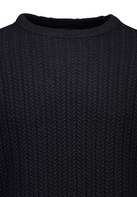Zwarte gebreide trui met een gestructureerd visgraatpatroon en een ribbelboord bij de ronde hals, gemaakt van een zachte, dikke stof.