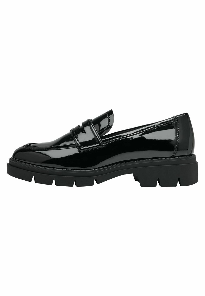 Mocassin en cuir noir brillant avec semelle crantée épaisse et détail de bride cousue sur le dessus, vue de côté sur fond blanc.