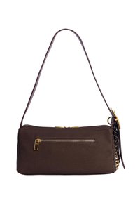 Bolso de hombro de tela marrón con cremallera superior, bolsillo delantero con herrajes dorados y una correa delgada y ajustable. Incluye detalle decorativo de cadena.