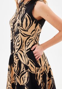 adL SAND - Abito a camicia - printed beige
