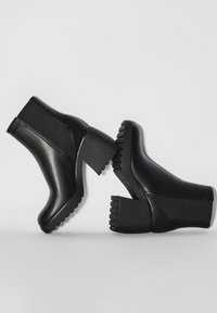 Bershka Botines bajos - black