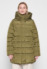 Abrigo acolchado verde oliva con capucha, que presenta un diseño acolchado y puños elásticos. El material parece suave con un acabado brillante.