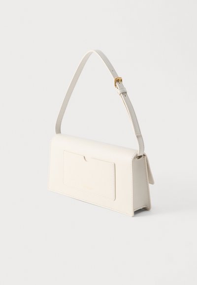 Λευκό ορθογώνιο δερμάτινο τσαντάκι ώμου με μπροστινή τσέπη και ρυθμιζόμενο λουράκι με χρυσή πόρπη σε απλό φόντο.