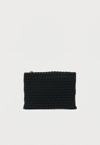 Μαύρο υφαντό τσαντάκι κατασκευασμένο από υλικό με υφή, με ορθογώνιο σχήμα και φερμουάρ στο πάνω μέρος.