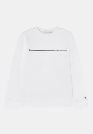 Biała bluza z długim rękawem i okrągłym dekoltem, z nadrukiem "cK" i "Calvin Klein Jeans" połączonym czarną poziomą linią na wysokości klatki piersiowej.