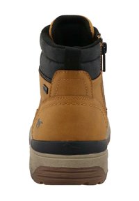 Botín de cuero marrón hasta el tobillo con un cuello acolchado negro, que presenta un zipper lateral, acentos de tela texturizada y suela de goma con detalle de logo.