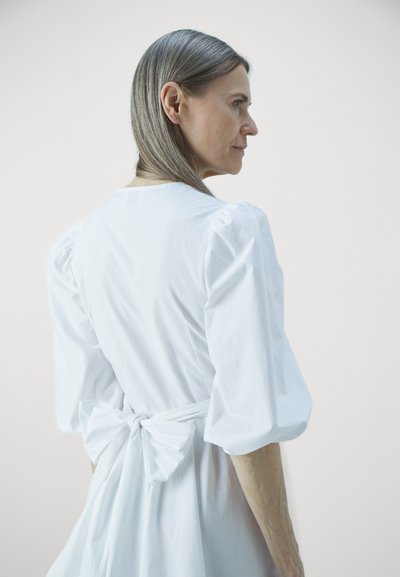 Claudie Pierlot ROBE COURTE CACHE-CŒUR - Denné šaty - blanc
