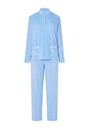 Conjunto de pijama azul claro en tela suave, que incluye una parte superior con cuello y pequeños patrones de corazones blancos, y pantalones a juego con una cinturilla elástica.