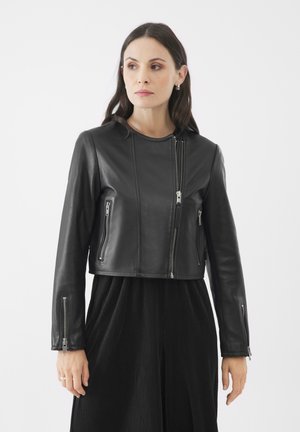 Zwart leren cropped jack met een rits aan de voorkant, twee zijzakken en lange mouwen met ritsdetails op de manchetten.